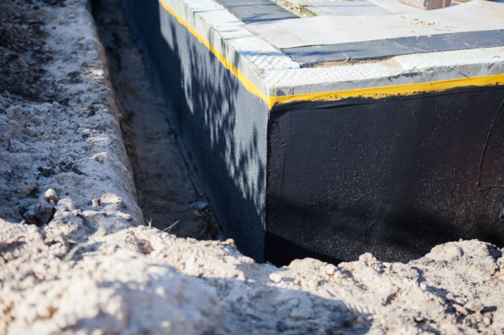 Гидроизоляция фундамента частного дома: какие методы работают и как выбрать правильный